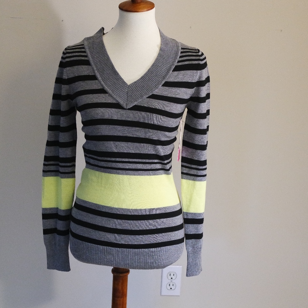 NWT long sleeve‎ cotton v-neck sweater